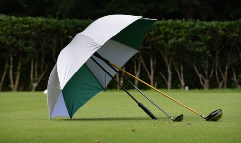 ゴルフ　雨の日のコースラウンド