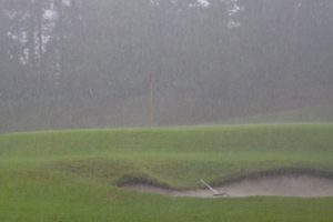 雨　ゴルフ場